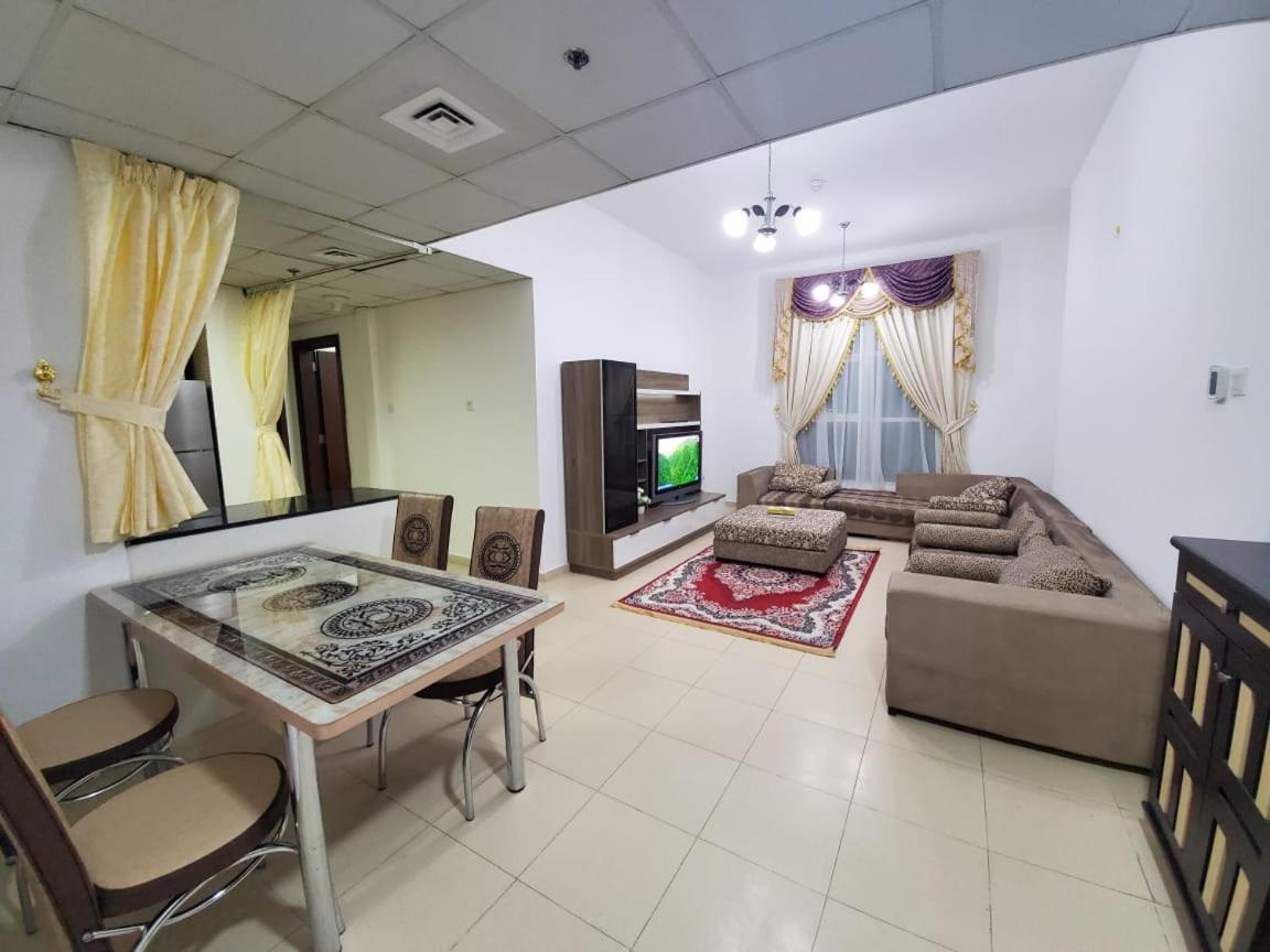 Cheap Holiday Home Ajman Bagian luar foto
