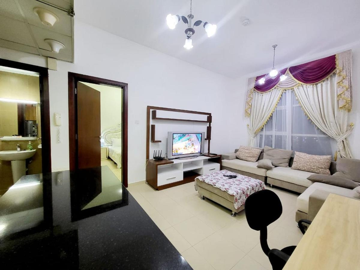 Cheap Holiday Home Ajman Bagian luar foto