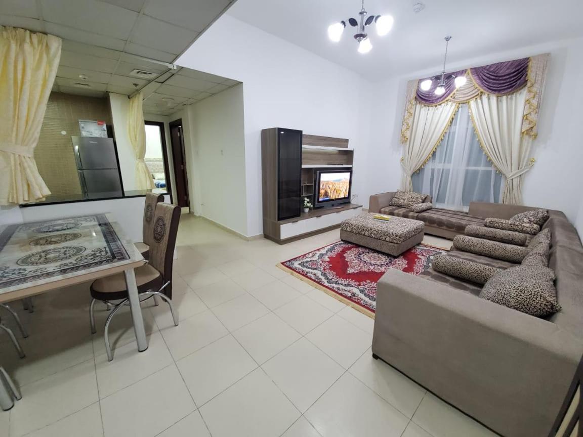 Cheap Holiday Home Ajman Bagian luar foto