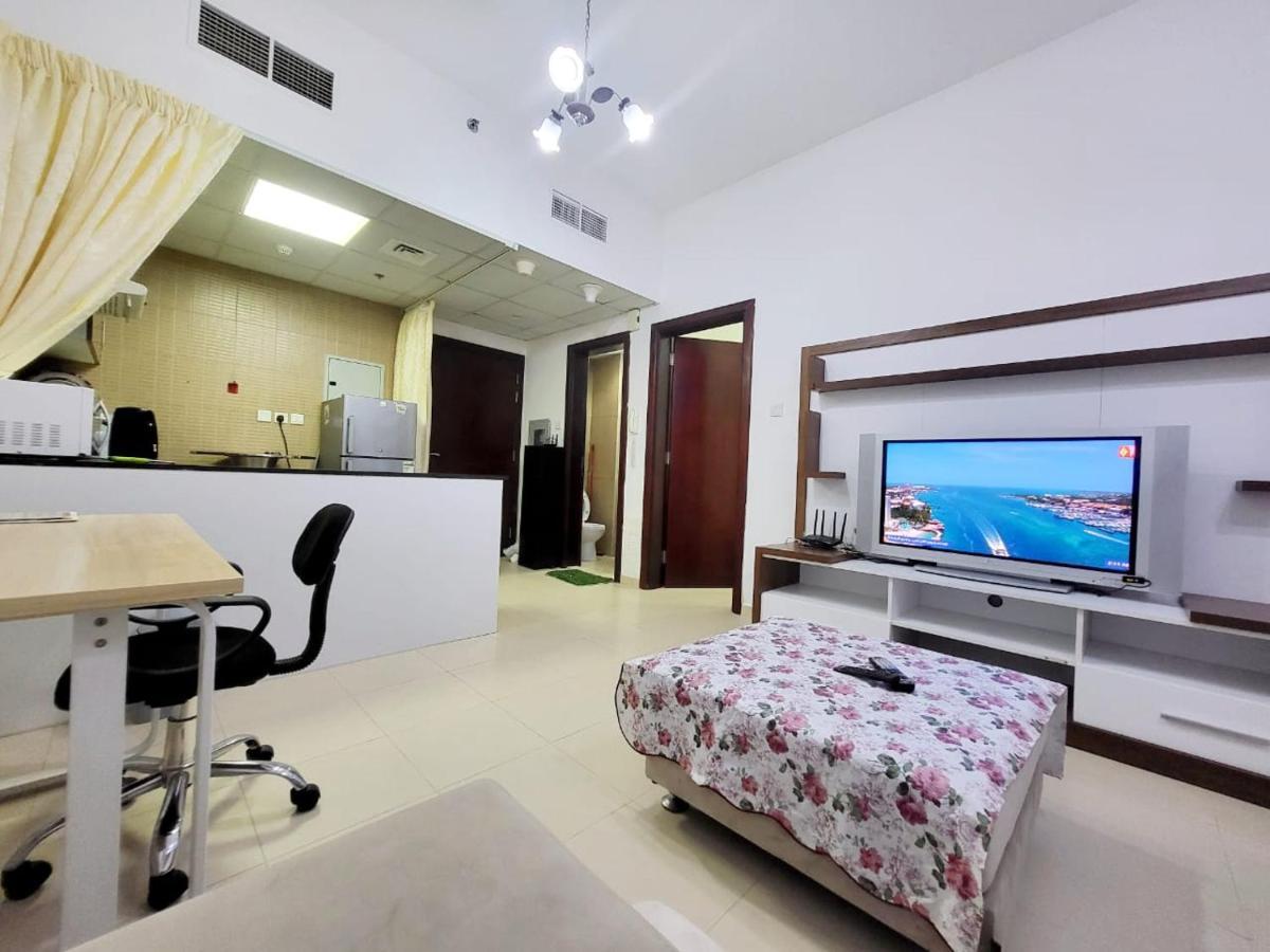 Cheap Holiday Home Ajman Bagian luar foto