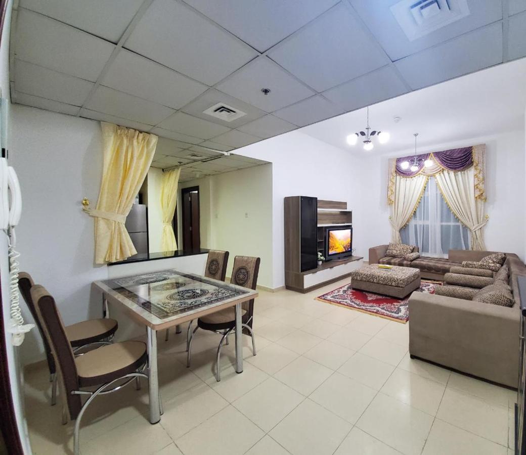Cheap Holiday Home Ajman Bagian luar foto